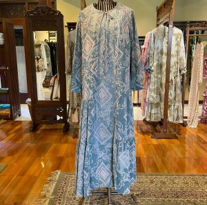 Meza Dress by Dian Pelangi LIMITED EDITION Busana Muslim Baju Maxi Gamis Abaya Kaftan Gaun Outfit Pesta Pernikahan Kondangan Casual Formal Wanita Hijaber Cantik Anggun Modis Modern Elegan Mewah Model Korea Terbaru Motif Batik Cap Hand Made Kekinian