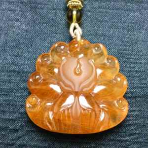 Pure natural red hair crystal nine-tailed fox pendant [Flowers are the edge a drunk ten miles Taolin forget the past three life love hate III entanglements] The overall vivid image realistic shape super beautiful size: 35*35*14.5mm