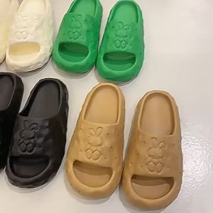 YaKo รองเท้าแตะลายน้อนหมี รุ่นนี้ใส่สบายมาก แมทซ์ง่ายได้ลุคเก๋รกรุบ มี 4 สีเลยจ้า รีบกดตุ่มสั่งเลยน๊าาา