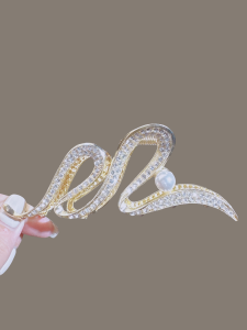 Luxurious Large Size Wave Shining Hair Claw Simple Stylish Shark Tail Hair Clip Elegant Hair Accessories for Women And Girls