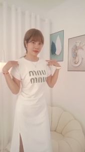 Đầm nữ dài cổ tròn chiết eo xẻ tà họa tiết in chữ phía trước mẫu mới trẻ trung phong cách hiện đại thời trang mùa hè