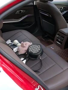 รถยนต์พร้อมที่วางแก้วน้ำ กล่องทิชชู่ และที่วางโทรศัพท์มือถือ ที่เก็บของอเนกประสงค์ในรถยนต์สำหรับเด็ก - ที่วางเบาะหลัง