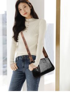 Soft Leather Womens Bag 2024 New Large Capacity Pillow Shape Casual Single Shoulder Crossbody Bag Versatile Wide Strap