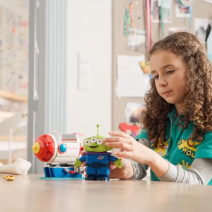 LEGO DISNEY PRINCESS 43307 Đồ Chơi Lắp Ráp Alien Và Tên Lửa Pizza Planet (714 Chi Tiết)