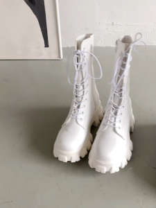 ดีไซน์ทันสมัย รองเท้าบูทมาร์ตินกลางกระบอก รองเท้าบูทสั้นผู้หญิงผูกเชือก 5.5 ซม รองเท้าพื้นหนาลำลอง จัดส่งภายใน 24 ชั่วโมง