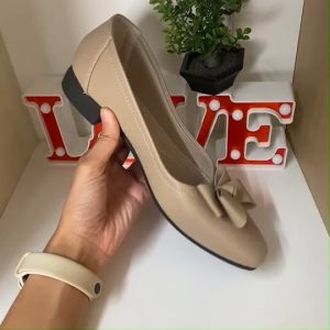 JULIA รองเท้าคัทชู หัวมน ตกเเต่งด้วยโบว์  2 ชั้น  ส้นสูง 1 นิ้ว ซัพพอร์ตเท้าได้ดี เท้าปกติลด1ไซส์/หน้าเท้ากว้างใส่ตรงไซส์