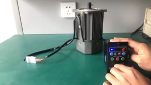 ตัวควบคุมความเร็วมอเตอร์ 400W AC220V แบบปรับความเร็วได้ พร้อมจอแสดงผลดิจิตอล 4 หลัก ระบบไปข้างหน้า-ย้อนกลับ สำหรับมอเตอร์เฟสเดียว/สามเฟส