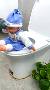 Bệ Lót Thu Nhỏ Bồn Cầu Có Tay Vịn Hình Ếch Ngộ Nghĩnh Cho Bé Yêu (Giao Ngẫu Nhiên)