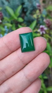 พลอยโมรา (Chalcedony/ Agate) สีเขียวหยก น้ำหนัก 14.98 กะรัต 13.17 x 18.06 x 6.73 มิล พลอยแท้ จากประเทศแอฟริกาใต้