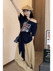 YUEZHONGWEI | เสื้อยืดแขนสั้นผู้หญิงสไตล์อเมริกัน ปักตัวอักษร ทรงสลิมฟิต ทรงไหล่ ฤดูร้อน 2025 เสื้อผ้าทำงานสไตล์เกาหลี