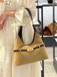 Fashionable Diamond Pattern Womens Backpack Casual Versatile Shoulder Bag Travel Bag Trendy Commuter Bag Soft Canvas Material