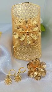 Satu Set Dubai India Ear Studs Gelang Kalung Liontin Cincin Kendari Gold 24K Hadiah Perhiasan Hadiah Pernikahan High-end Set & Paket Aksesoris