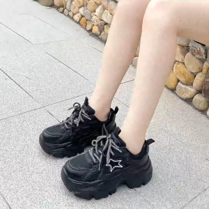 สไตล์เรโทรและลำลอง รองเท้าผ้าใบผูกเชือกกันลื่น รองเท้าผ้าใบผู้หญิงระบายอากาศได้ insแฟชั่นแมทช์ลุคง่าย ไซส์ 36-44