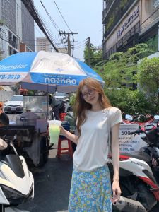 เสื้อยืดคอกลมแขนสั้นผ้าฝ้ายแท้ทรงเข้ารูปสำหรับผู้หญิงในฤดูร้อน เสื้อเชิ้ตแขนสั้นทรงเข้ารูปสีขาว เสื้อเชิ้ตแขนสั้นสไตล์เกาหลี