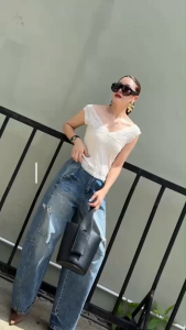 ยีนส์ทรงBaggy เอวสูง ปลายขากว้างนิดๆ ใส่แล้วดูขายาวและมีวอลุ่ม แต่งขาดลุ่ยแบบ distressed เน้นความดิบเท่กำลังดี ไม่เวอร์ เดินตะเข็บมีกิมมิกเดินเส้นย้ำ 2 เส้นตามแนวขาดและข้างขา กระเป๋าหน้าเฉียงช่วยให้ช่วงสะโพกดูบาลานซ์ขึ้น ผ้ายีนส์แท้ฟอกเฟดเฉดกลาง ไม่แข็ง ใ