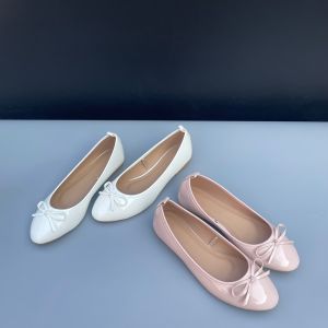รองเท้าส้นแบนหัวมนสไตล์บัลเล่ต์สำหรับผู้หญิง พื้นนุ่ม สไตล์เกาหลี ฤดูใบไม้ผลิและฤดูร้อน รองเท้าลำลองสีแดง รองเท้าหนังนิ่ม