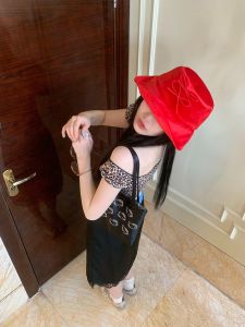 หมวกชาวประมงผ้ากำมะหยี่สีแดงผูกโบว์ผู้หญิง หมวกปีกกว้างบางๆ ป้องกันแสงแดดในฤดูใบไม้ผลิและฤดูร้อน หมวกปีกกว้างแบบทันสมัย