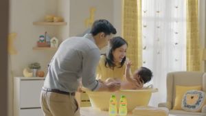 Paket Perjalanan Bayi ZWITSAL Dengan Minyak Telon Praktis