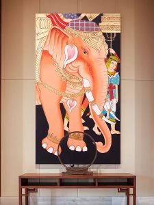 ภาพวาดช้างติดผนังหลังพระ รูปภาพเสริมมงคล บีบสีนูน ภาพตกแต่งบ้านโรงแรม ตกแต่งห้องพระ กรอบรูปติดผนัง กรอบไม้ กรอบลอยมงคล