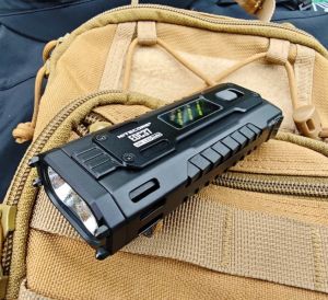 Multifunctional Tactical EDC Flashight 2xUHi 20 LED 8000LM Rechargeable OLED Troch Light with Built-in Li-ion Battery