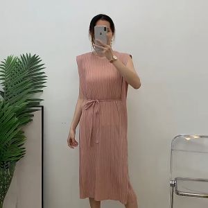 จีบ Pp ชุดกลางความยาวสไตล์ตะวันตกลดความอ้วนบางอารมณ์แขวนชุด 7655