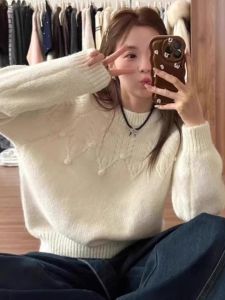 WANGGONGZHU | เสื้อสเวตเตอร์ถักคอตั้งแขนยาวทรงหลวมสไตล์ลำลองสำหรับผู้หญิงในฤดูใบไม้ร่วงและฤดูหนาว 2025 เสื้อชั้นในถักสั้นลายดอกไม้แบบใหม่