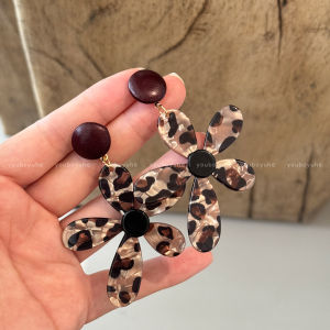 ต่างหูรูปดอกไม้ลายเสือดาวสไตล์ย้อนยุคสำหรับผู้หญิง เครื่องประดับแฟชั่นที่ทำจากโลหะผสม ต่างหูแบบห้อยที่มีขนาดเล็กและมีลูกเล่นเก๋ไก๋