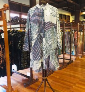 Aura Tunik by Dian Pelangi LIMITED EDITION Blouse Baju Atasan Kemeja Blus Outfit Casual Formal Kerja Kantor Pesta Pernikahan Kondangan Wanita Hijaber Cantik Anggun Modis Modern Elegan Mewah Model Korea Terbaru Motif Batik Asbtrak Kekinian