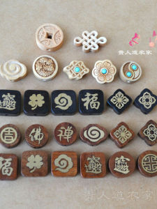 ลูกปัดทรงกลมแบนทำจากไม้ดอกไม้และทองแดงชุบสีดำ ลูกปัดรูปตัว F ลูกปัดรูปตัว L ลูกปัดรูปตัว U ลูกปัดรูปตัว S ลูกปัดรูปตัว T ลูกปัดรูปตัว V ลูกปัดรูปตัว W ลูกปัดรูปตัว X ลูกปัดรูปตัว Y ลูกปัดรูปตัว Z