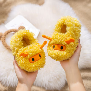 รองเท้าแตะผ้าฝ้ายอุ่นสําหรับใช้ในร่ม 2023 สไตล์ใหม่ลื่นฤดูหนาวส้นแบนนุ่มกํามะหยี่หนังนิ่มวัสดุสําหรับเด็กหญิง