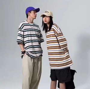 เสื้อยืดโอเวอร์ไซซ์ลายทางสไตล์เกาหลี เสื้อสุดชิค ทรงหลวมใส่สบาย (M-3XL)