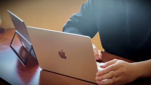 【Local Warehouse 】ZOOMEDIN 15.6 1080P Wireless Built-in Battery 100Hz Portable Monitor Professional Level E-Sports And Designer Level Color Rendering Laptop Extender Monitor for PS5/4 Xbox Switch Phone PC.