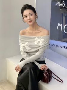 เสื้อยืดแขนยาวผู้หญิงสีเทา ดีไซน์ผูกโบว์ผีเสื้อ ทรงสลิมฟิต เสื้อแขนยาวคอตั้ง แฟชั่นฤดูใบไม้ร่วง แฟชั่นเกาหลี