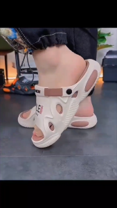 รองเท้าแตะใส่ขับรถออกไปข้างนอกผู้ชาย2025ใหม่ฤดูร้อนรองเท้าแตะกีฬาชายหาดกันลื่นรุ่นผู้ชายพื้นหนาอินเทรนด์