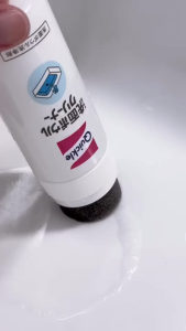 Quickle Washbasin Cleaner 100ml Built-In Sponge & Foaming Cleaner Removes Water Stains Soap Scum and Grime Citrus Scent Made in Japan