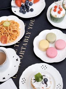 ยุโรปสไตล์ Porcelain เค้กทรงกลม 6 นิ้วอิสระยิงจริงผู้ใหญ่แบนแผ่นชาบนโต๊ะอาหาร