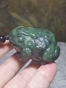 122 grams large size Nephrite greenish 3-dimensional Toad Jade handheld/display (with certificate) [Natural Crystal] 122克大尺寸和田玉乌兰海帶红皮碧玉立体蟾蜍蛤蟆手把/摆件(带证书)