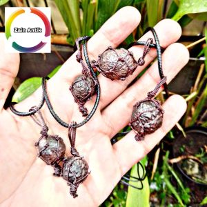 Liontin Batu Mustika Munta Besi
