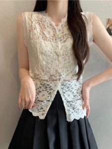 เสื้อกั๊กลูกไม้คอวีสไตล์ฝรั่งเศสสำหรับผู้หญิง ฤดูร้อน 2024 เสื้อชั้นในสายเดี่ยวแขนกุดระดับไฮเอนด์ เสื้อชั้นในแบบสวมทับ