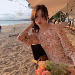 ชุดเดรสยาวลายดอกไม้สีแดงหรูหราสำหรับผู้หญิงในช่วงฤดูใบไม้ผลิปี 2023 ดีไซน์เก๋ไก๋สไตล์นางฟ้า กระโปรงทรงเอ แขนสั้น คอวี