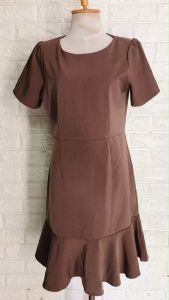 ชุดเดรสแขนสั้น กระโปรงชายระบายคอกลม สีน้ำตาล ซิปซ่อนหลัง ใส่ทำงานสวยๆ