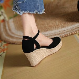 รองเท้าแตะส้นลิ่มผ้าปักลายดอกไม้สำหรับผู้หญิง ฤดูร้อน 2022 รองเท้าแตะส้นสูงแบบสวมหัวพร้อมหัวเข็มขัด รองเท้าลำลองแบบสวมสบาย