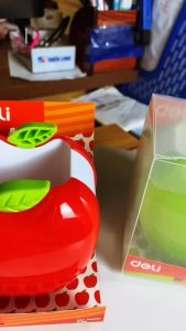 Cốc đựng bút quả táo Deli 9139 - Màu Đỏ/Xanh