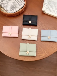 SEA YADOU กระเป๋าสตางค์ขนาดเล็กแบบพับสามชั้น ดีไซน์เรียบหรูพร้อมปุ่มดอกไม้สไตล์แฟชั่นทันสมัย