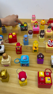 SKISOPGO Look In My Eyes Keychain Tell me why Novelty Decompression Luminous Speaking Pressing Pendant