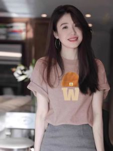 เสื้อยืดคอกลมแขนสั้นทรงหลวมสไตล์ย้อนยุคผ้าฝ้ายแท้สำหรับผู้หญิง ฤดูร้อน 2025 แฟชั่นใหม่ เสื้อตัวบนพิมพ์ลายดีไซน์