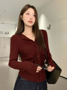 เสื้อยืดคอกว้างแขนยาวสีแดงม่วง ทรงเข้ารูป ดีไซน์เก๋ไก๋ สำหรับผู้หญิง เสื้อชั้นในฤดูใบไม้ร่วง เสื้อชั้นในลำลอง สวมใส่สบาย