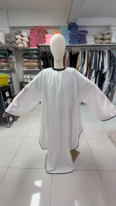 ผ้าคลุมทำสีผม ผ้าคลุมซอยผม ผ้าทำผม ผ้าคลุมกันน้ำสำหรับทำผม แบบมีแขน 2 ข้าง ซักล้างได้ ผ้าโพลีเอสเตอร์ สีดำ ปรับขนาดช่วงคอได้ ส่งเร็ว