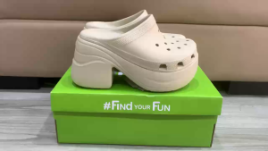 GUỐC NHỰA ĐI MƯA CROSS SIREN CLOGS CAO 9CM CHO NỮ màu kem