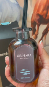 SIRINARA ก้านไม้หอม ธาตุลม กลิ่น Light Breeze จากส้มและเปปเปอร์มินต์ กระปรี้ประเปร่า (ราศีกุมภ์ เมถุน ตุลย์)